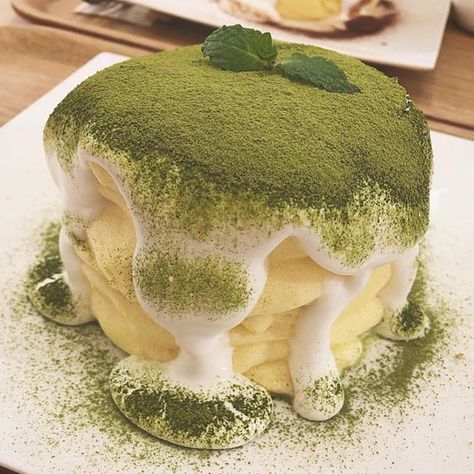 ITS S-SO FLUFFYYYY   : Matcha Soufflé Pancakes  : HOMIBING  : @matchachacha.sweet  : Like what you SEE?!  FOLLOW @matchafeels for more delicious matcha content!  : &Don't forget to use hashtag #matchafeels to share your matcha finds! Souffle Pancake, Soufflé Pancakes, Japanese Pancake, Souffle Pancakes, Green Cake, Ice Cream Sandwiches, Food Sweet, Food Is Fuel, Kawaii Food