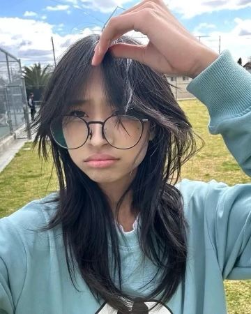 Amelia Wu Haircut, Princess Amelia Haircut, Amelia Haircut, Hairstyle With Side Bangs, Haircut With Glasses, Tomboy Long Hair, Amelia Princess, Princess Amelia Wu, Amelia Wu