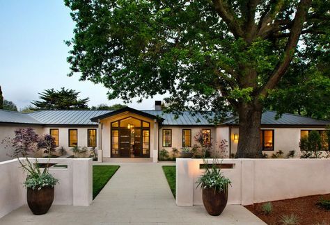 Rancher Reno House by TRG Architects Modern Ranch Exterior, Transitional Exterior Home, Ranch House Remodel, Ranch House Exterior, Transitional Exterior, Ranch Remodel, California Ranch, Ranch Exterior, Exterior Design Ideas