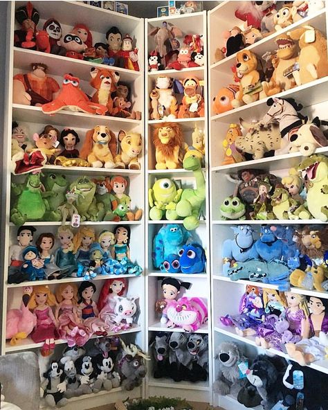 Disney Themed Rooms, Casa Disney, Disney Bedrooms, Disney Room Decor, Disney Stuffed Animals, Disney Rooms, Images Disney, Disney Home Decor, Disney Decor