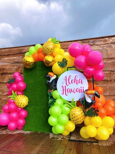 Flamingo Birthday Party Balloons, Birthday Party Themes For Adults Summer, Aloha Party Decorations Hawaiian Luau, Hawaiian Party Balloon Decorations, Tropical Party Ideas For Adults, Hawaiian Balloon Decor, Tropical Party Balloons, Tropical Theme Pool Party, Hawaiian Balloon Decorations