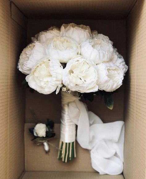 Creative Floral Arrangements, Afterparty Dress, South Of France Wedding, White Peonies Bouquet, Wedding Ring Oval, Dress Tuxedo, Simple Wedding Bouquets, Frida Aasen, Moon Flowers