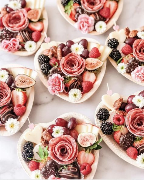 These Valentine's charcuterie board ideas are filled with meat, cheese, and even some Valentine's day candy. #valentines #charcuterie #valentinesday Chocolate Covered Strawberries Charcuterie, Valentine Charcuterie, Charcuterie Catering, Valentines Party Food, Appetizer Display, Valentines Brunch, Charcuterie Cups, Boards Charcuterie, Valentines Snacks