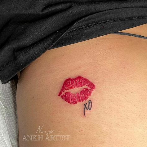 Tattoos About Music, Kiss Lip Tattoos, Lip Print Tattoos, Tato Realis, Jokes Dirty, Kiss Tattoos, Lipstick Tattoos, Tato Minimal, Private Tattoos