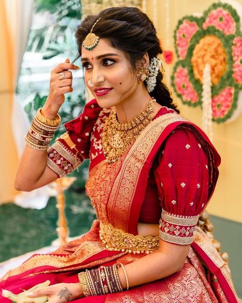 South Indian Bride Blouse Design India, Pattu Saree Hair Styles, Wedding Bride South Indian, Hairstyles For South Indian Brides, Indian Bridal Look In Saree, Hairstyles For Pellikuthuru, Muhurtam Hairstyles South Indian, Haïr Style For South Indian Bride, South Indian Bride Hairstyle Front Side