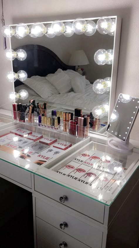 #impressionsvanity #vanity #slaystation Ikea Makeup Vanity, Vanity With Lights, Rangement Makeup, Diy Makeup Vanity, Makeup Vanities, Makeup Room Decor, Diy Vanity, Vanity Design, Clear Top