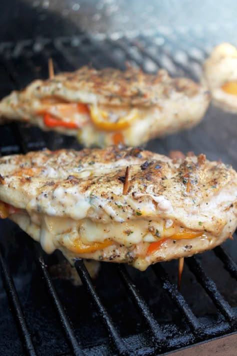 Grilled Chicken Stuffed With Cheese And Peppers - chicken - sweet peppers - sliced pepper jack cheese - slices Colby jack cheese - creole seasoning - pepper - garlic powder - onion powder - extra virgin olive oil - toothpicks Chicken Stuffed With Cheese, Grilled Stuffed Chicken Breast, Chicken Board, Outdoor Griddle, Grilled Foods, Cheese Stuffed Chicken, Griddle Recipes, Cornish Hens, Chicken Stuffed