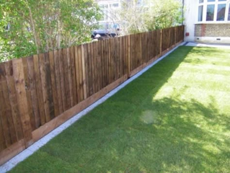 stopping-weeds-along-the-fence Patio Chico, Backyard Patio Ideas, Front Yard Fence, Fencing Ideas, Lawn Edging, Modern Fence, Back Yard Ideas, Fence Landscaping, Dog Fence