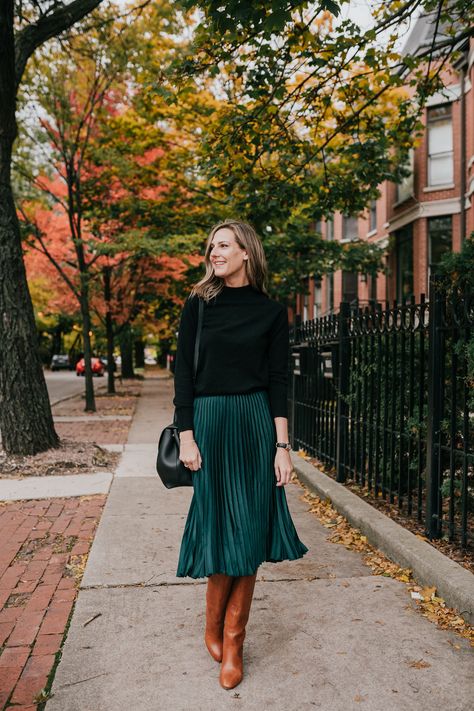 emerald green skirt #green #emerald #skirt #midiskirt #leatherboots #fallfashion #winterfashion #seeannajane Green Skirt Outfits, Green Pleated Skirt, Rok Outfit, Chique Outfits, 가을 패션, Green Skirt, Looks Style, Mode Inspiration, Outfit Casual