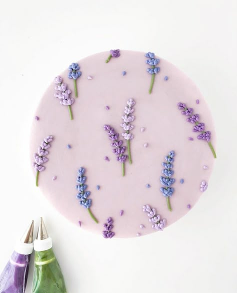 Cake Lavender Decoration, Lavender Flower Cake Design, Lavender Buttercream Cake, Lavender Bday Cake, Mini Cakes Decorating, Lavender Cake Decoration, Lavender Cake Design, Lavender Birthday Cake, Lavender Icing