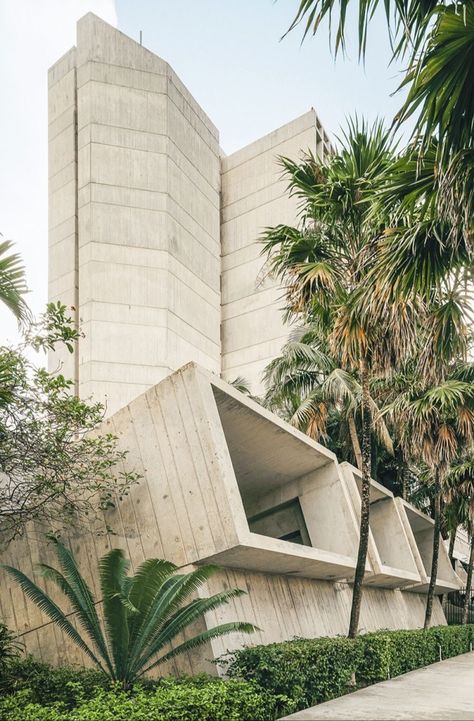 When brutalism meets botany Tropical Brutalism, Eco Brutalism, Modern Japanese House, Architecture Brutalism, Brutalism Architecture, Brutalist Buildings, Concrete Architecture, Brutalist Design, Wallpaper Magazine