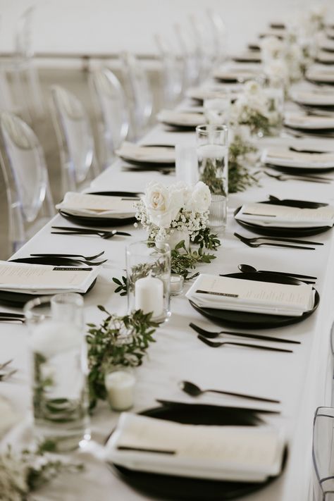 Black Wedding Table Setting, White Wedding Table Decor, Black And White Wedding Reception, White Wedding Table Setting, Black Wedding Table, Minimalist Wedding Reception, White Wedding Reception, Black Wedding Decorations, White Table Settings