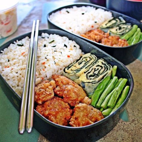 Salmon Lunch Box Ideas, Bento Box Lunch For Adults Japanese Recipe, Japanese Lunchbox Ideas, Quick Japanese Lunch, Picnic Lunch Box Ideas, Bento Box Picnic, Rice Bento Box Lunch, Bento Box Japanese Traditional, Hawaiian Bento Lunch Boxes