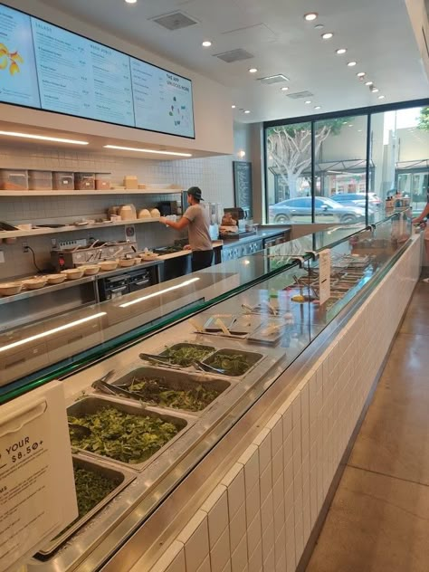 Food Display Restaurant, Restaurant Food Display Counter, Restaurant Storage Ideas, Salad Restaurant Interior, Small Modern Restaurant Design, Counter Service Restaurant Design, Poke Restaurant Design, Salad Bar Design, Salad Bar Restaurants