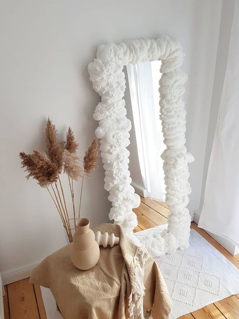 Bewunderst du auch die Cloud Mirrors, mit denen alle InfluencerInnen momentan Selfies machen? Das DIY für den Wohn-Trend ist sogar richtig easy Diy Foam Mirror, Cute Mirrors, Foam Mirror, Zimmer Diy, Cloud Mirror, Mirror Frame Diy, Diy House Renovations, Dekorasi Kamar Tidur, Diy Mirror