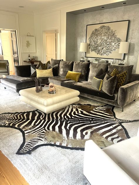 Zebra Rug Dining Room, Zebra Decor Living Room, Zebra Print Living Room Ideas, Animal Print Rug Living Room, Zebra Couch, Animal Print Living Room Ideas, Zebra Living Room, Elegant Living Room Decor, Future Apartment Decor