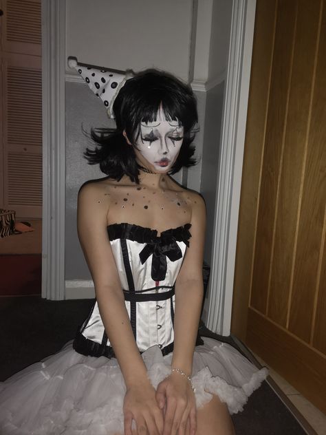 Ballerina Clown Costume, Halloween Costume Ideas Clown, Clown Makeup And Outfit, Black And White Clown Halloween Costume, Clown White Makeup, Cute Vintage Clown Costume, Mime Costume Aesthetic, Clown Doll Halloween Costume, Black And White Jester Costume