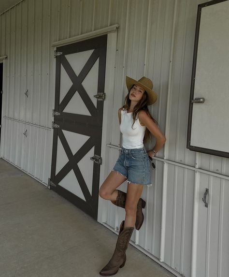 Outfits With White Top, Shorts And Cowboy Boots Outfit, White Top Outfit, Biker Boots Outfit, Traje Cowgirl, Summer Boots Outfit, Cowboy Outfit, Outfit Botas, Cowgirl Style Outfits