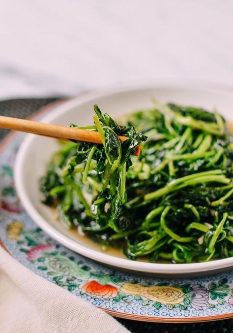 #Stir #Fried #Watercress recipe by thewoksoflife.com Water Cress Salad Recipe, Water Cress Recipe, Water Cress, Watercress Recipes, Chinese Vegetables, Food Asian, Woks, Watercress, Healthy Vegetables