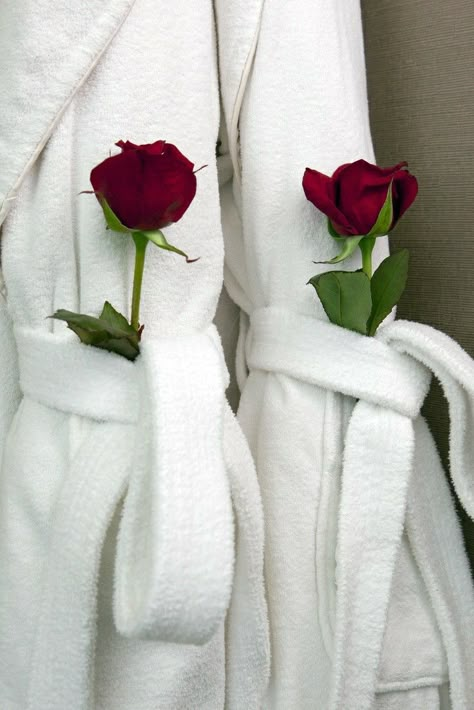 Bride And Groom Hotel Room Decoration, Flowers In Hotel Room, Hotel Room Flowers, Honeymoon Suite Decorations, Romantic Hotel Room Ideas, Roses On Bed, Amenities Hotel Ideas, Honeymoon Decorations, Hotel Room Romantic