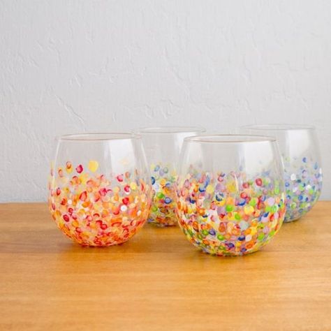 DIY Glassware - DIY Colorful Hand-Dotted Tumblers - Cool Bar and Drink Glasses You Can Make and Decorate for Creative and Unique Serving Glass Ideas - Mugs, Cups, Decanters, Pitchers and Glass Ware Projects - Paint, Etch, Etching Tutorials, Dotted, Sharpie Art and Dishwasher Safe Decorating Tips - Easy DIY Gift Ideas for Him and Her - Handmade Home Decor DIY Diy Bridesmaid Gifts, Diy Stocking Stuffers, Bridesmaid Diy, Diy Stockings, Diy Ombre, Wine Glass Crafts, Diy Holiday Gifts, Cadeau Diy, Coron