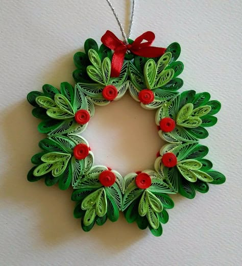 Quilling Christmas Patterns, Quilling Christmas Wreath, Quilling On Wood, Quilled Cards Ideas, Paper Quill Christmas Ornaments, Christmas Paper Quilling Ideas, Christmas Quilling Ideas Greeting Card, Paper Quilling Ornaments, Christmas Card Quilling