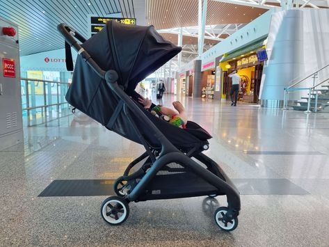 Carry On Strollers That Fit Into The Overhead Bin 2023 • Flying With A Baby - Family Travel Allowance Chart, Best Travel Stroller, Hand Baggage, Flying With Kids, Flying With A Baby, Airplane Baby, Small Suitcase, Lightweight Stroller, Cabin Bag