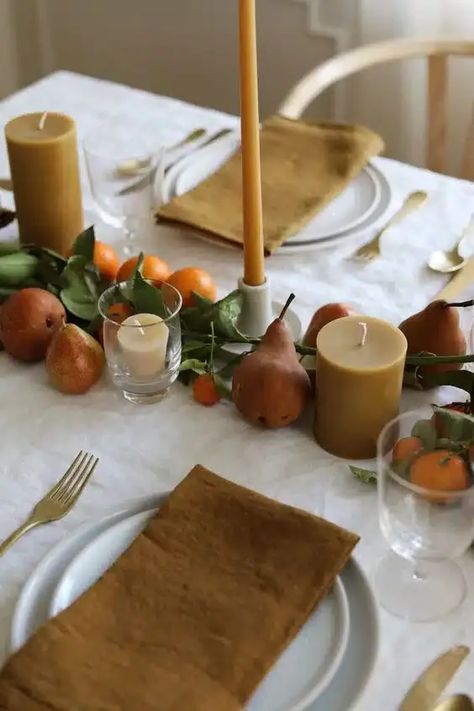 Chic Thanksgiving Table Setting, Small Thanksgiving Table Decor, Minimal Thanksgiving Decor, Minimalist Thanksgiving Table, Eclectic Table Settings, Eclectic Thanksgiving, Thanksgiving Decorations Table Setting, Simple Thanksgiving Table Decor, Thanksgiving Dinner Table Setting