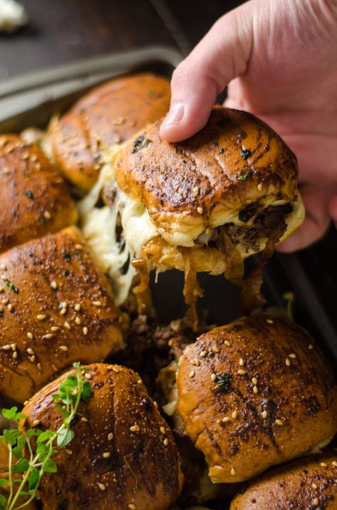 French Onion Beef Sliders For A Crowd. This is one appetizer recipe you don't want to skip. Serve it for the Super Bowl and watch how quickly these little sandwiches disappear. French Onion Beef Sliders, Sliders For A Crowd, French Onion Beef, Savory Breads, Berbuka Puasa, Beef Sliders, Slider Recipes, God Mat, Think Food