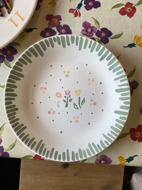 Small Flower Pottery Painting, U Paint It Pottery Ideas, Pottery Painting With Friends Aesthetic, Small Plate Pottery Painting, Pottery Painting Ideas Pasta Bowl, Cute Painted Pottery Ideas, Easy Pottery Painting Designs, Paint A Bowl Ideas, Pottery Painting Ideas Trinket Dish