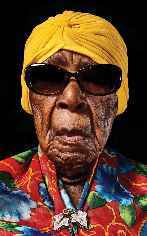 Oldest woman in America is 116 yr old Susannah Mushatt Jones was born in Alabama on July 6, 1899.  Lives in Brooklyn. 100 Heads Challenge, 100 Heads, 얼굴 그리기, Old Faces, Photographie Portrait Inspiration, Old Person, Old Woman, People Of The World, Varanasi