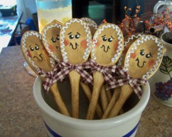 Gingerbread Wooden Spoon Cafeteria Decorations, Spoons Diy, Gingerbread Kitchen, Decoupage Pumpkins, Wooden Spoon Crafts, Holiday Image, Spoon Ornaments, Painted Spoons, Christmas Spoons