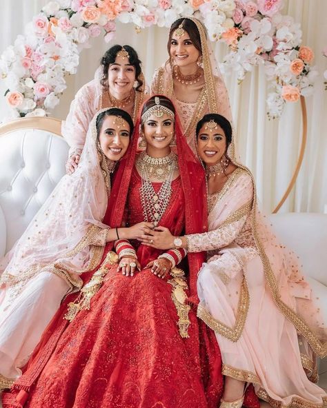 Shaadi Photoshoot, Engagement Preparation, Wedding Group Poses, Rabbit Aesthetic, Bridesmaid Indian, Bride And Bridesmaid Pictures, Marriage Poses, Brides Mate, Bridesmaid Poses