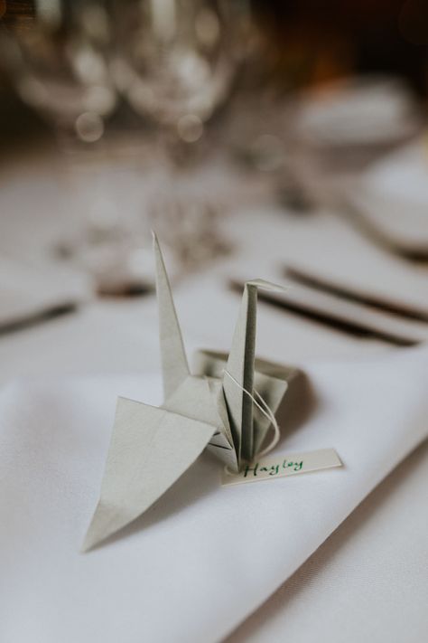 Origami Wedding Place Cards, Paper Cranes Wedding Decor, Crane Wedding Decor, Paper Crane Wedding Decor, Wedding Paper Cranes, Origami Crane Wedding, Placename Wedding, Origami Wedding Decor, Name Card Ideas