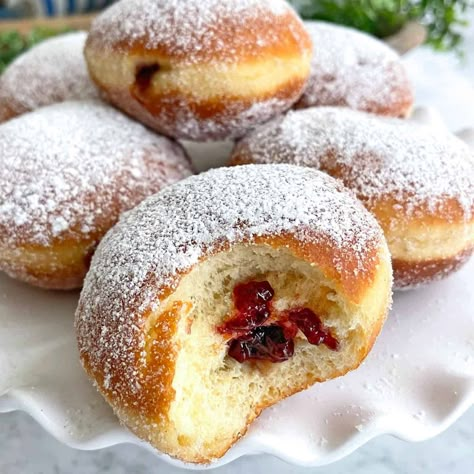 German Berliner Recipe, German Fried Dough, German Cinnamon Rolls, German Street Food, German Desserts Authentic, Berliner Recipe, Brioche Doughnuts, German Deserts, Healthy Chocolate Zucchini Bread