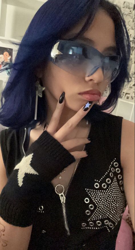 Y2k Glasses Aesthetic Outfit, Star Shades Y2k, Y2k Star Glasses Outfit, Y2k Outfits Glasses, Y2k Cybercore Aesthetic Outfits, Y2k Star Glasses, Stargirl Glasses, Star Glasses Aesthetic, Star Sunglasses Aesthetic