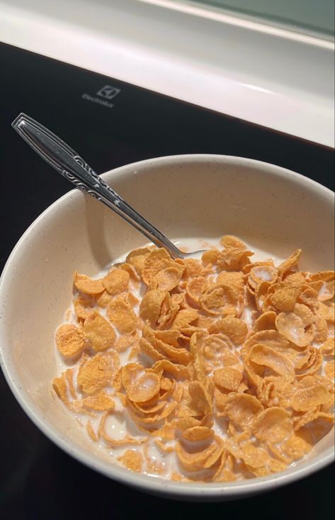 Corn Flakes Aesthetic, Cornflakes Aesthetic, Cereals Aesthetic, Corn Flakes Cereal, Eating Food Funny, Food Therapy, Corn Flakes, Snap Food, Food Snapchat