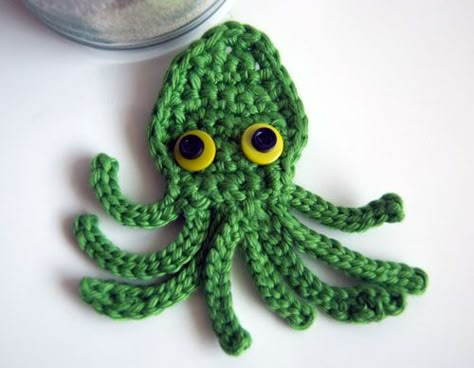 Kraken Octopus Squid Applique Free Crochet Pattern on mooglyblog.com Appliques Au Crochet, Crochet Sea Creatures, Crochet Appliqué, Octopus Crochet Pattern, Crochet Embellishments, Crochet Fish, Octopus Squid, Crochet Appliques, Bazaar Ideas