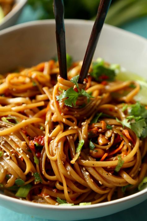 20 Minute Spicy Thai Noodles - The Chunky Chef Thai Recipes Noodles, Spicy Thai Noodles, Noodle Dinner, Asian Noodle Recipes, Asian Noodle, Random Recipes, Thai Noodles, Crab Rangoon, Spicy Thai