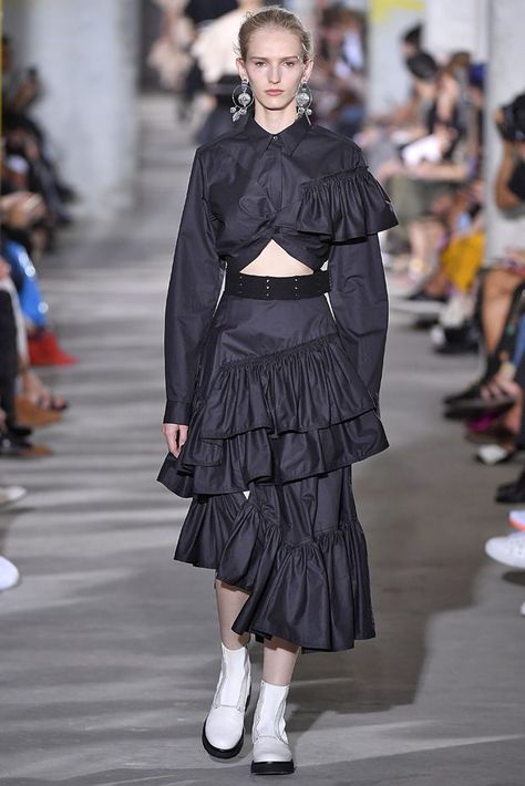 #NYFW: 3.1 Phillip Lim Spring Summer 2018 Collection Skirt Outfits Business, Skirt Outfits Business Casual, Casual Professional Outfits, Outfits With Skirts, Casual Professional, Bella Hadid Outfits, Long Skirt Outfits, Casual Skirt Outfits, Chic Skirts