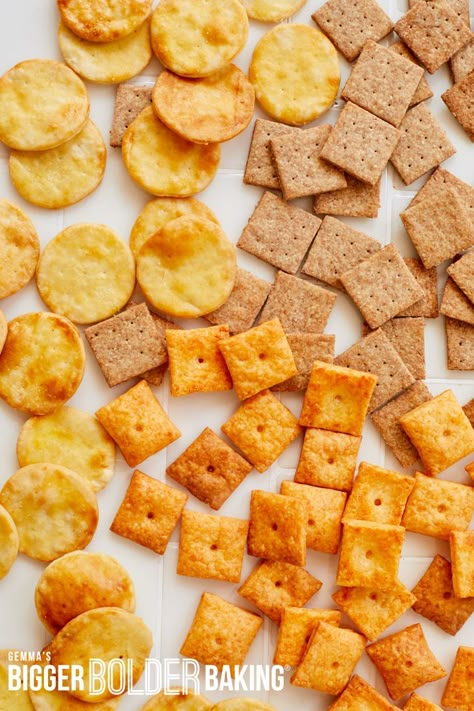 Jatz Crackers Recipes, Homemade Wheat Thins Recipe, Corn Crackers Recipe, Easy Gluten Free Crackers, Homemade Wheat Thins, Quick Cracker Recipe, Homemade Townhouse Crackers, Diy Saltine Cracker Recipes, Home Made Animal Crackers