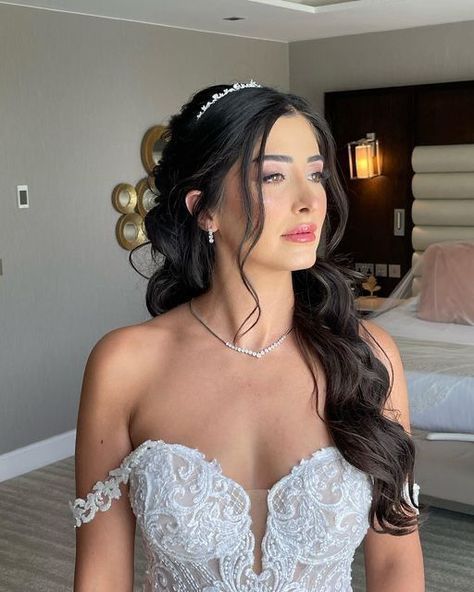 Chic Bridal Hair, Bride Hairstyles With Veil, Bride Hair Down, Bridal Hair Half Up, Wedding Hairstyles With Crown, Bridal Hair Down, Wedding Tiara Hairstyles, Wedding Hair Half, Bridal Hairdo