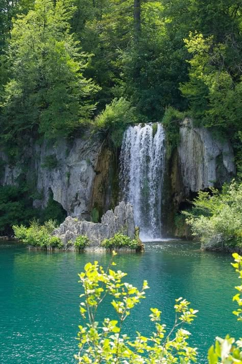 Mountains And Waterfalls, Maxence Danet, Waterfall Pictures, Beautiful Beach Pictures, Best Nature Wallpapers, Plitvice Lakes National Park, Plitvice Lakes, Waterfall Photography, Beautiful Locations Nature