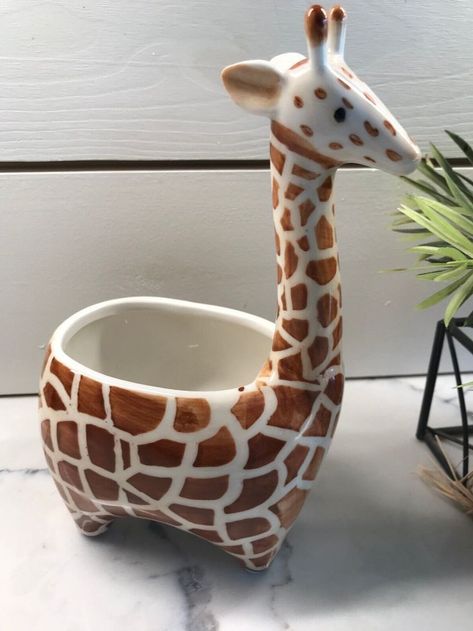 Giraffe Planter, Animal Vase, Giraffe Crafts, Boho Canvas Art, Clay Plant Pots, Clay Planter, Painted Pots Diy, Pottery Animals, Sculpture Art Clay