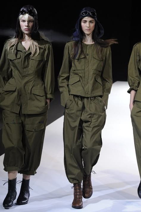 The character look! - Yohji Yamamoto RTW Spring 2013 Army Look Fashion, Military Inspired Fashion, Military Trends, Army Look, Military Looks, Business Formal Dress, Army Fashion, Japanese Outfits, Design Research