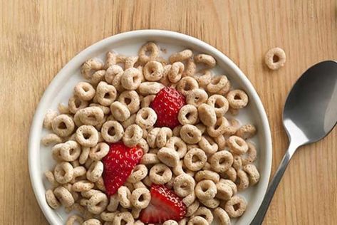 A bowl of Cheerios with strawberry slices sitting on a table Newspaper Cake, Cheerios Cereal, Family Friendly Breakfast, Honey Nut Cheerios, Day Of Eating, To Lower Cholesterol, Whole Grain Cereals, Oat Cereal, Heart Healthy Diet