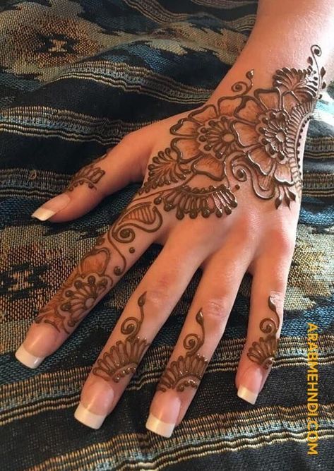 Henna Tattoo Designs Hand Palm, Elegant Mehendi Designs, Henna Step By Step, Mehndi Saree, Motif Henna, Brides Mehndi, Mehendi Tattoos, Mehndi Clothes, Henna Palm