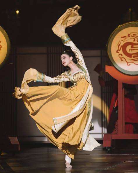 Dancing Reference, Traditional Vietnamese Clothing, Dancing Pose, Dancer Pose, Chinese Dance, Fan Dance, Chinese Opera, Traditional Dance, Human Poses Reference