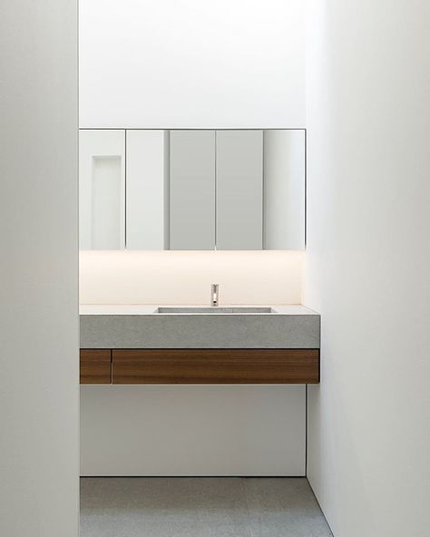 Corian Shower Walls, Bathroom Finishes, Minimalism Design, John Pawson, Apartment Renovation, Interiors Dream, Interior Renovation, Kingfisher, Guest Bathroom