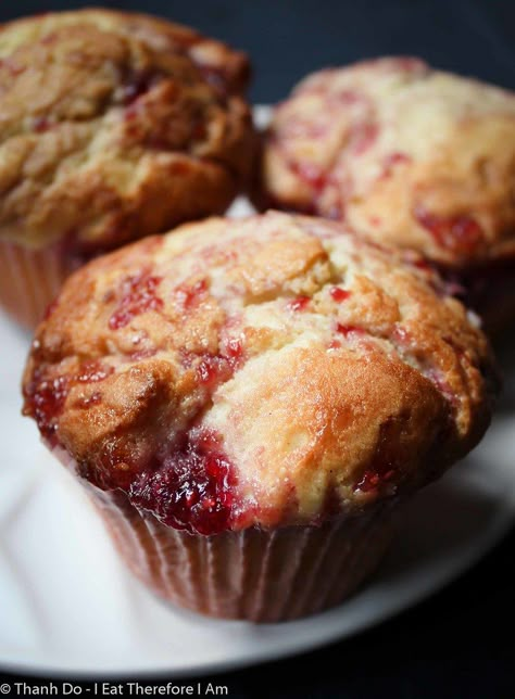 Raspberry Cream Cheese Muffins, Muffins Cream Cheese, Raspberry Buns, Muffins Raspberry, Magnolia Bakery Recipes, Bake Sale Cookies, Vanilla And Chocolate Cupcakes, Cream Cheese Breakfast, Breakfast Buns